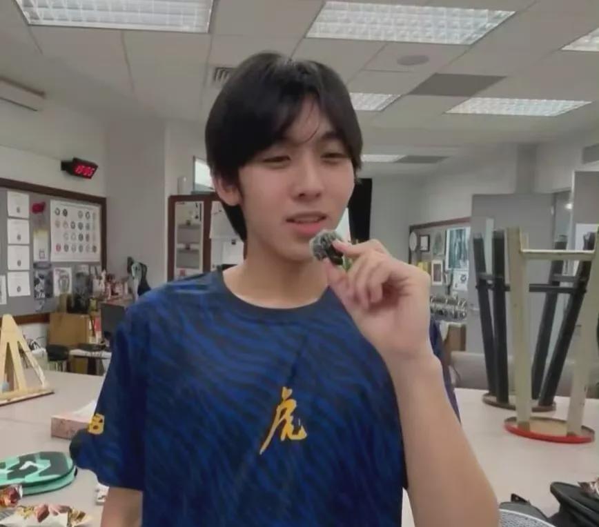体育直播-林志颖儿子Kimi正脸照曝光!昔日萌娃长成180少年,颜值更随妈妈